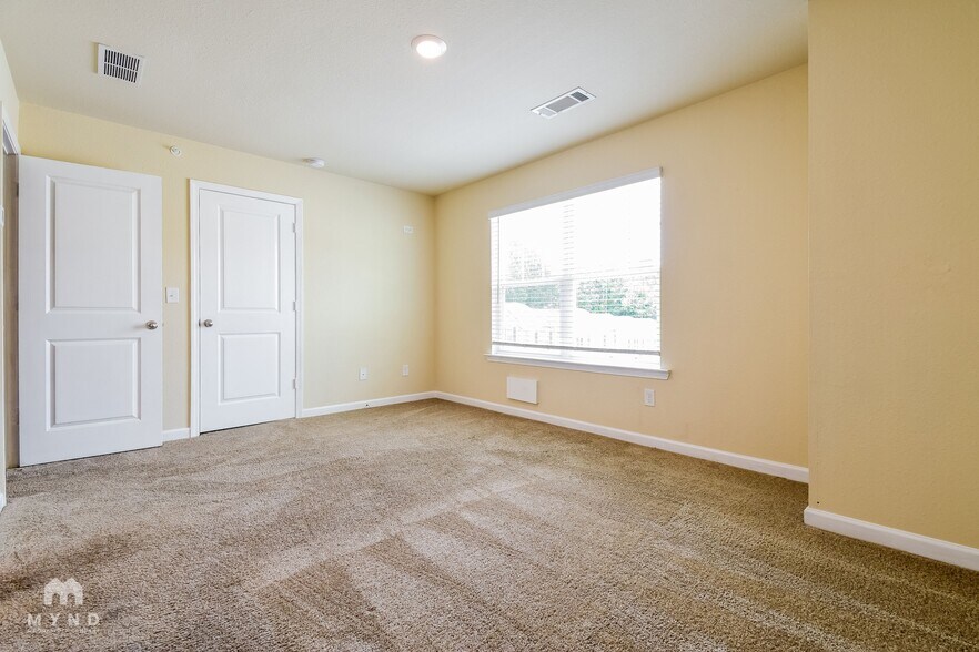 Building Photo - 404 Highwood Ln