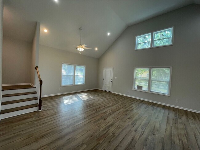 Building Photo - 5 Bed Home Available August 2026!