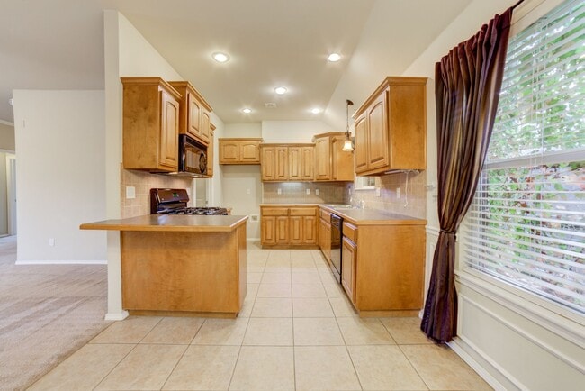 Building Photo - 3 Bed / 2 Bath in Collinsville!