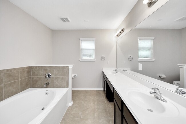 Building Photo - 21823 Wildcroft Dr