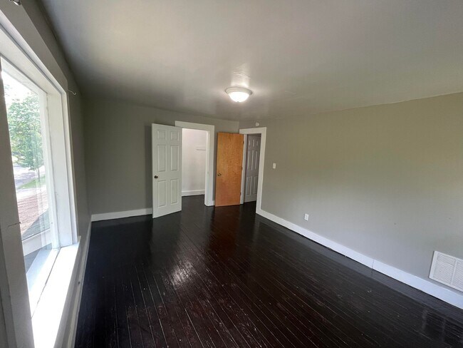 Building Photo - 246 E Dewald St