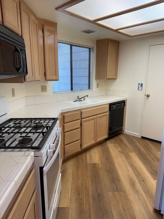 Building Photo - 2 BR 2 bath with beautiful views