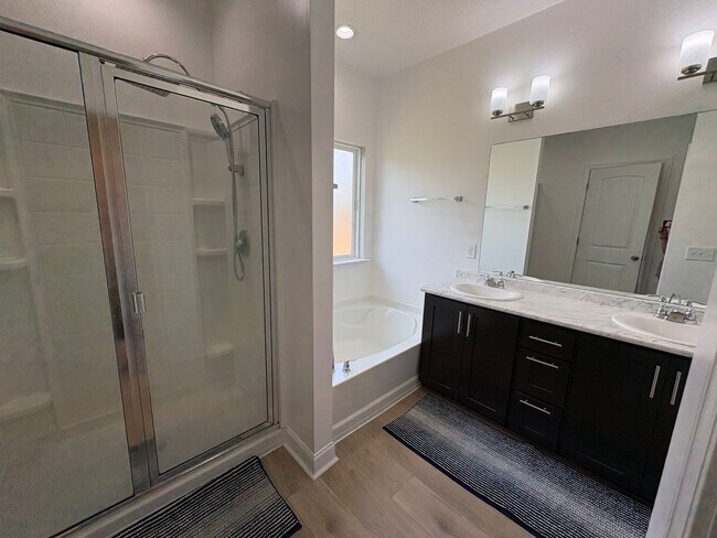 Building Photo - MOVE IN SPECIAL: $1000 OFF 1ST MONTH'S RENT!**