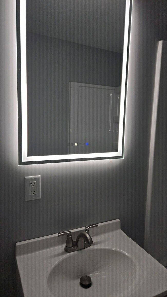 Building Photo - Enjoy this beautifully remodeled 3-bedroom...