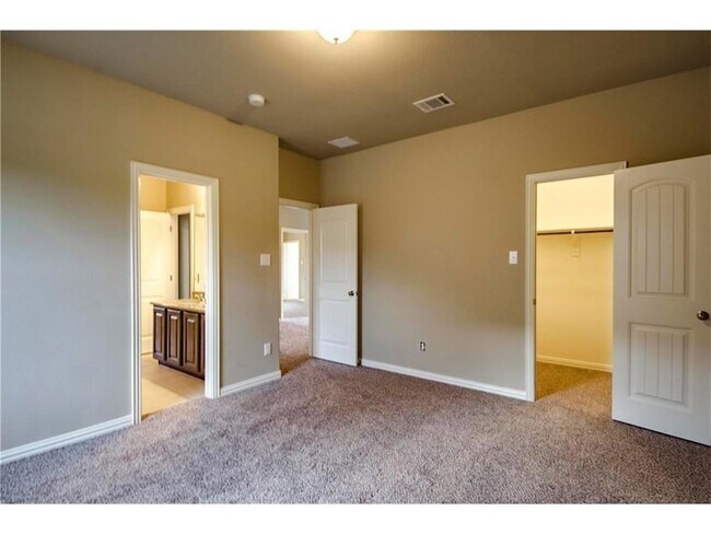 Building Photo - 10671 Villanova Dr