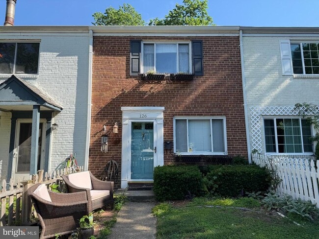 Primary Photo - 126 E Rosemont Ave