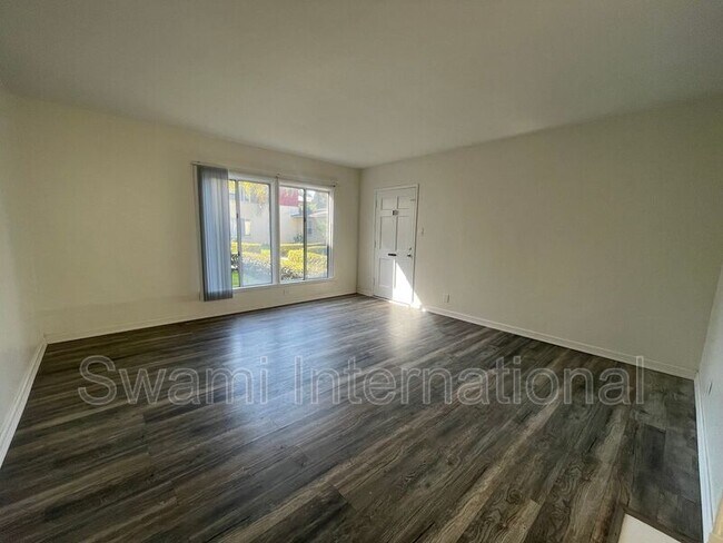 Building Photo - 622 1/2 E 97th