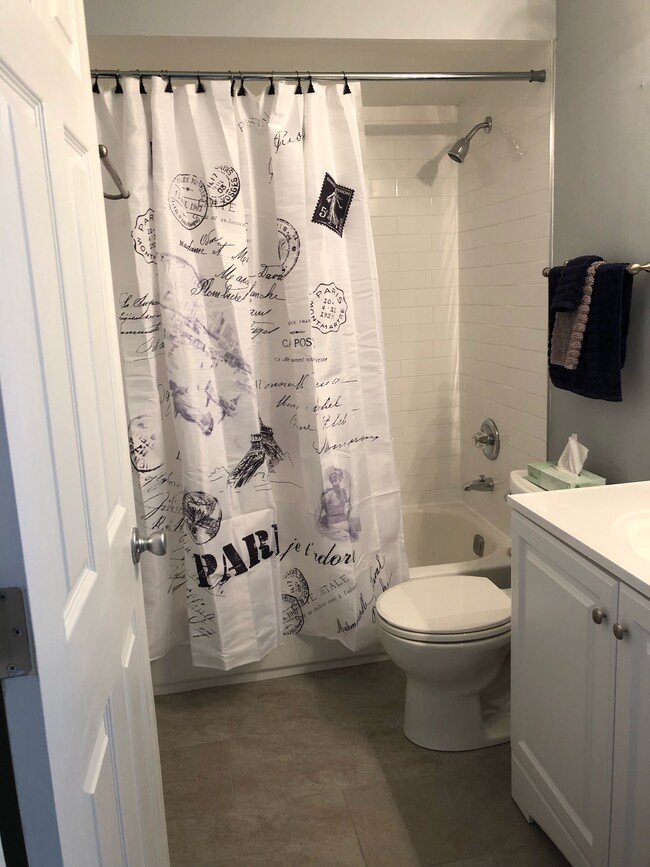 Full bath with tub/shower - 835 S Dwyer Ave