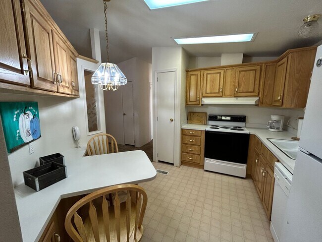 Building Photo - Charming 2-Bedroom 2-Bathroom Furnished Ma...