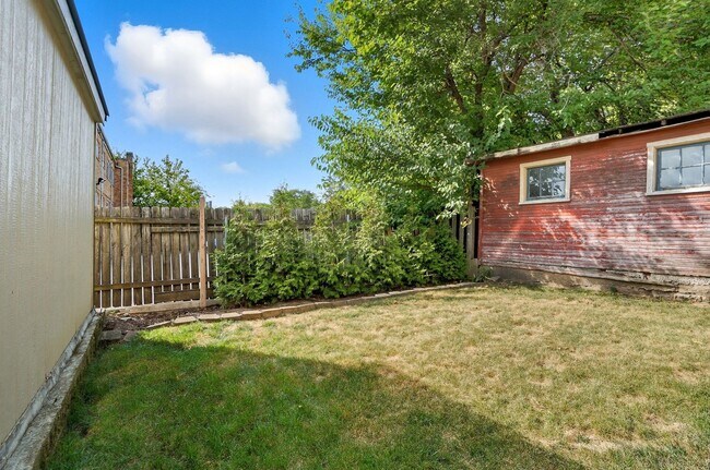 Building Photo - 6 Bed/3 Bath Remodeled Hyde Park Home w/Ce...