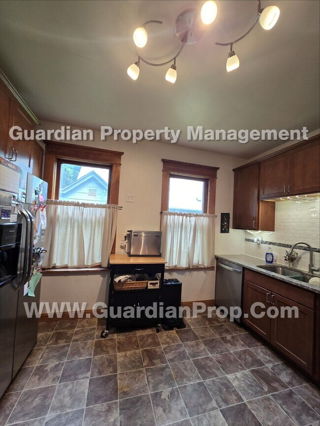 Building Photo - House Available Sep 1st, Move in special for Sep move-in! Updated Kitchen & Baths, Large Fenced Y...