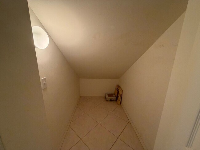 Building Photo - 330 Robin Hood Cir