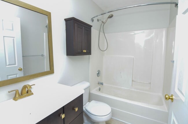 Building Photo - 3637 Crossbrooke Dr