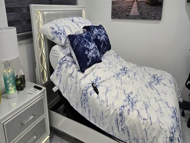 Building Photo - 2909 Middle River Dr