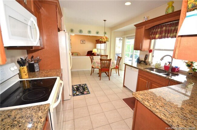 Building Photo - 753 NW Waterlily Pl
