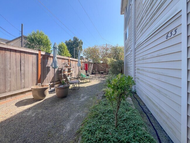 Building Photo - 2Bd/1.75Ba Seattle Condo