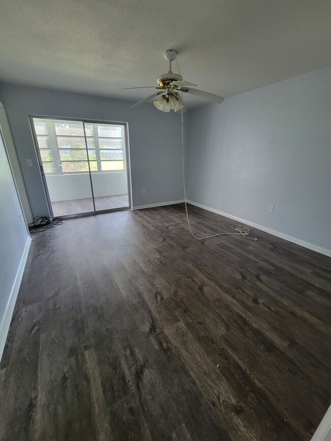 Building Photo - 1 BEDROOM 1.5 BATH CONDO IN VIBRANT 55+ CO...