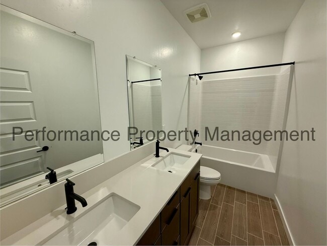 Building Photo - Gorgeous 5 Bed/3 Bath New Construction in Gossimer Grove w/ Solar