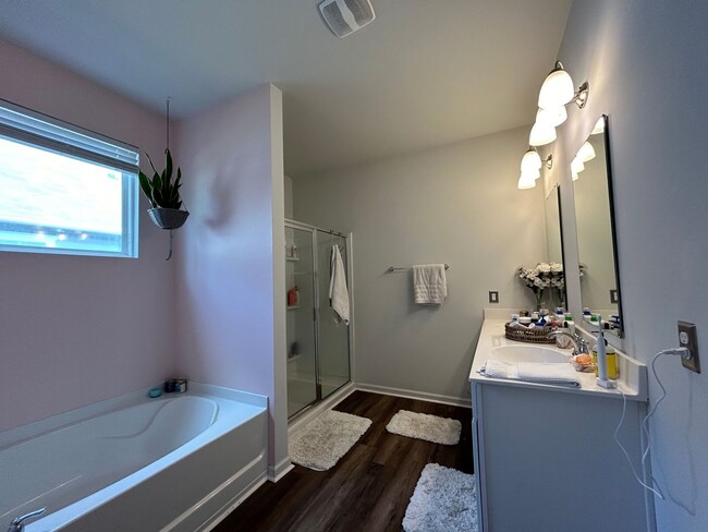 Building Photo - Charming home in Gated Community of Coffee...
