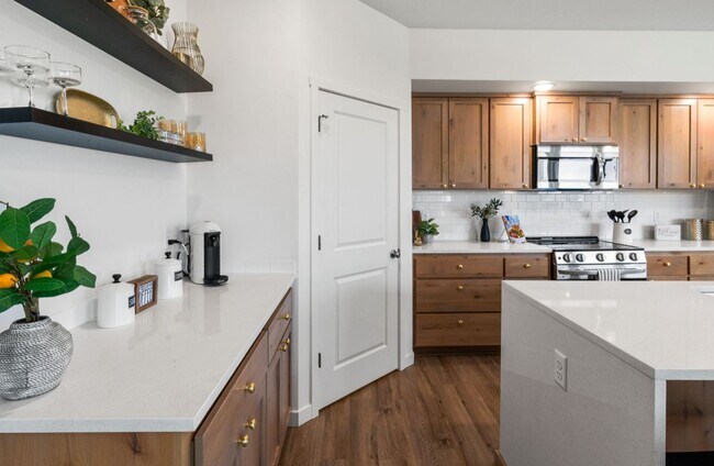 Building Photo - 600 Mira Wy