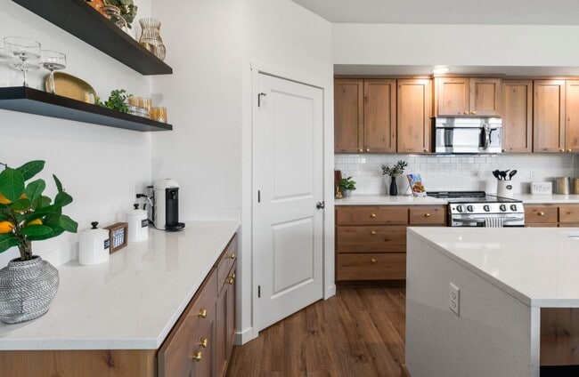 Building Photo - Free First Month Rent!