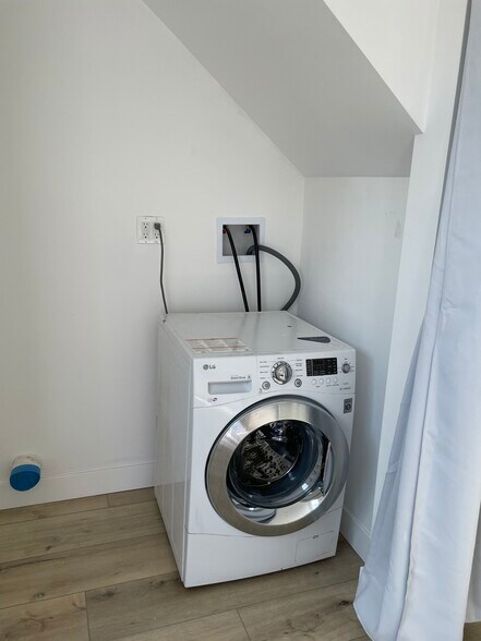 Building Photo - 6126 Alcove Ave