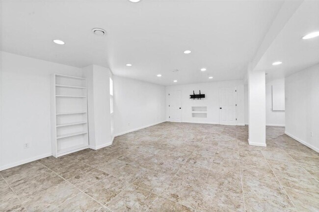 Building Photo - 287 Kerstyn Dr