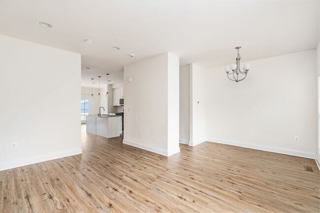 Building Photo - LIKE-NEW 3-LEVEL TOWNHOME IN FREDERICKSBURG