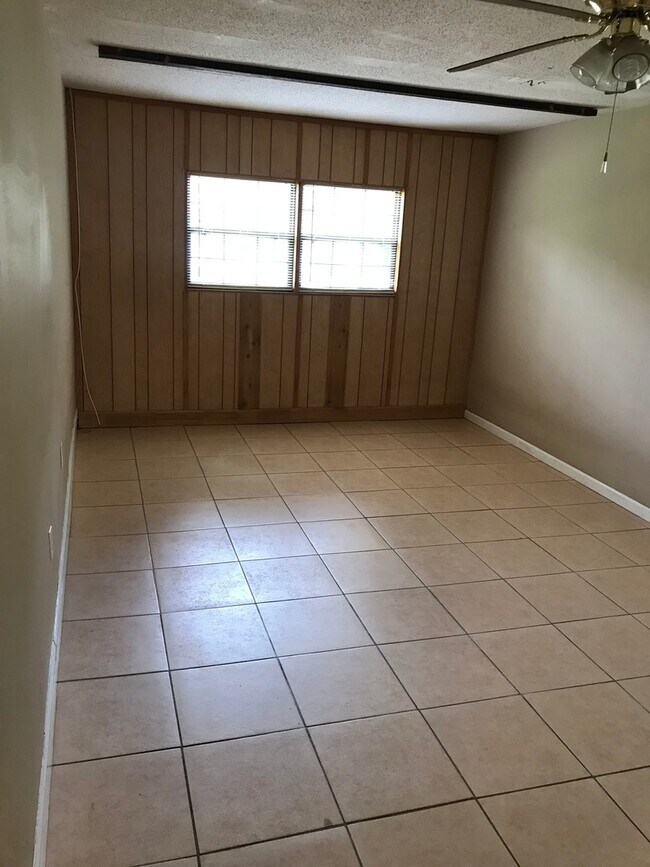 Building Photo - 4x2 large home for rent!