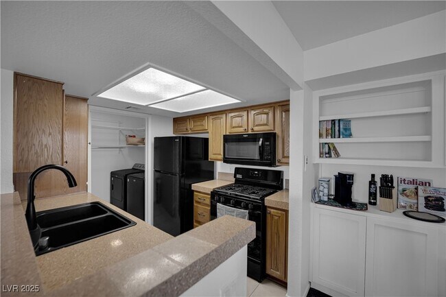 Building Photo - 1909 Mountain Hills Ct