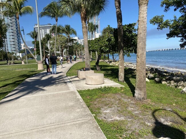Building Photo - 1750 N Bayshore Dr