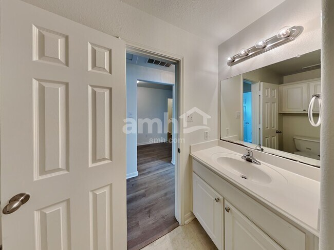 Building Photo - 6823 Manor Terrace Ln