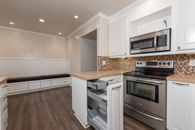 Building Photo - Updated private 2 bedroom/2.5 townhouse in...