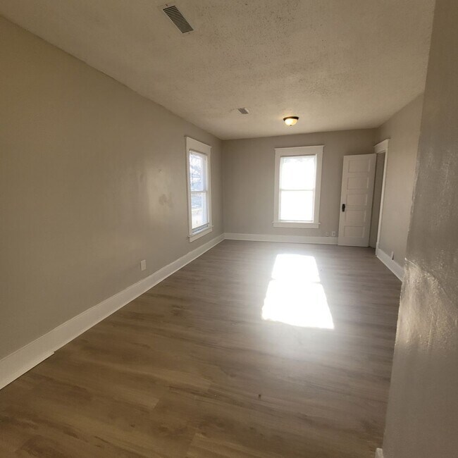 Building Photo - 1527 SW Mulvane St