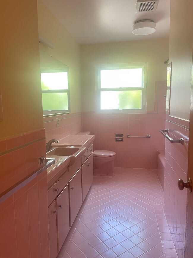 Shared bathroom - 5940 La Salle Ave