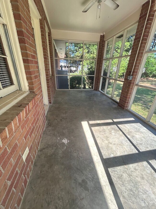 Building Photo - 2221 Hook Lawn Dr