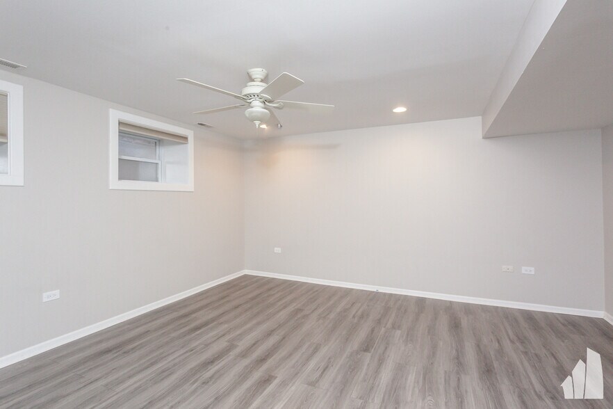 Building Photo - 845 W Lawrence Ave