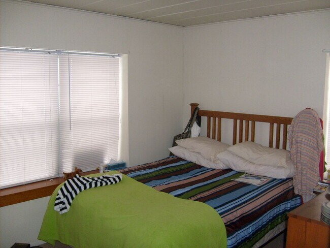 Building Photo - Second Floor Condo Near Tenney Park