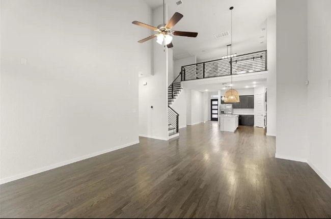 Building Photo - 204 Carmen Oak Ln