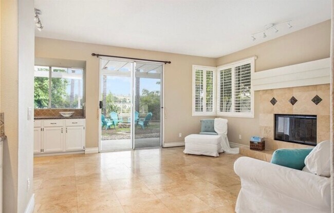 Building Photo - Vibrant 4 Bed/3 Bath Home in Oceanside
