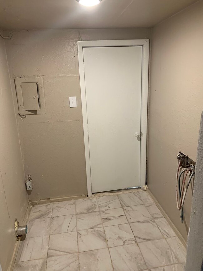 Building Photo - 2 bed 1 bath home