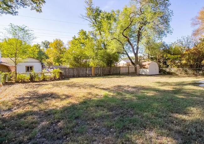 Building Photo - Three Bedroom Home in Derby!