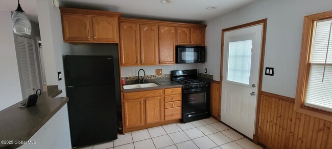Building Photo - 3275 Maryvale Dr