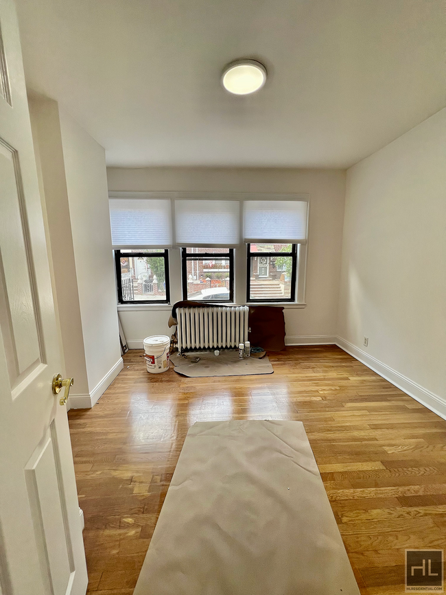 Building Photo - Renovated 2 Bed/Flex 3 Duplex With Private...