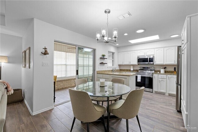 Building Photo - 16 Lake View Dr