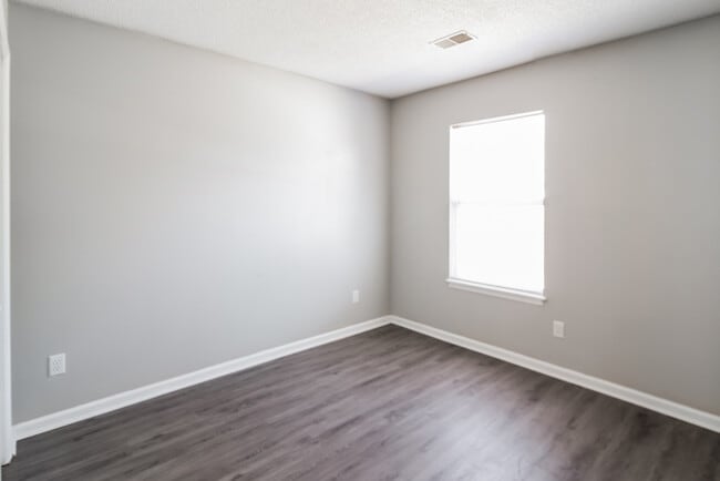 Building Photo - 249 Persimmon Cir