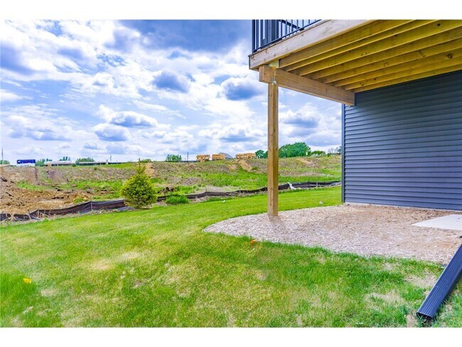 Building Photo - 717 Winterberry Ln