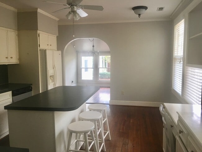 Building Photo - Charming and spacious 3 bedroom cottage in downtown Conway!