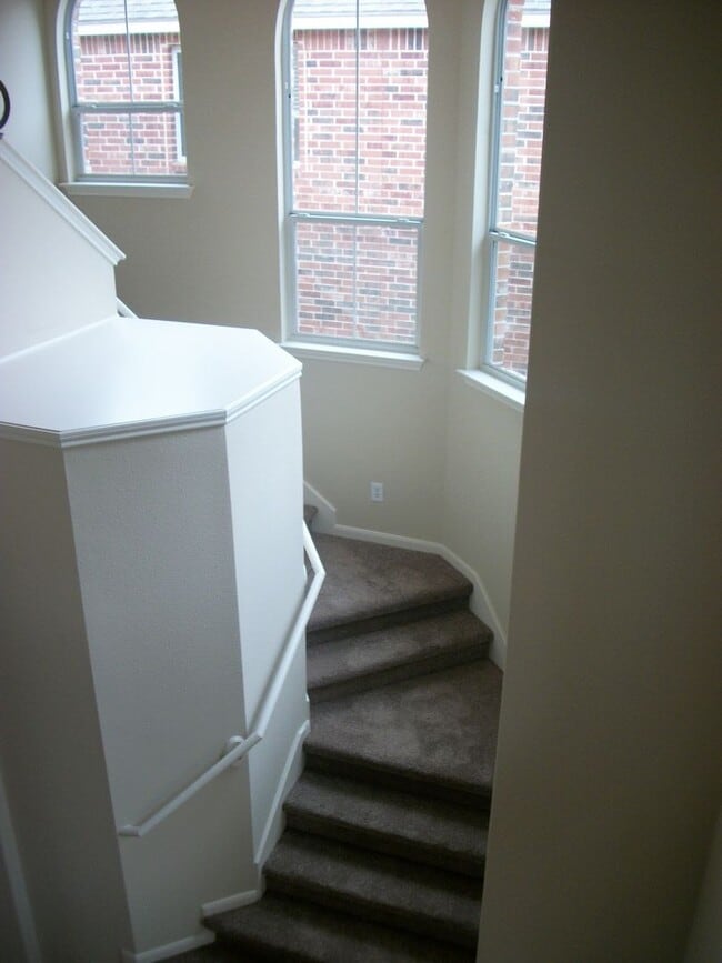 Building Photo - BEAUTIFUL HOME IN A GATED COMMUNITY!