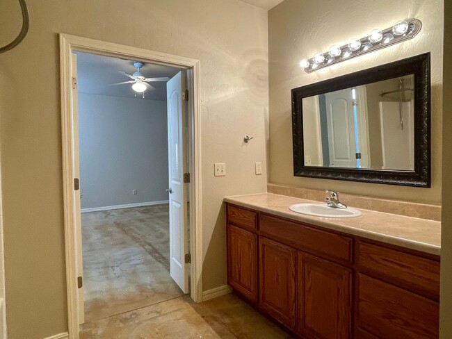 Building Photo - Spacious 2 bed 2 bath in the Plaza Distric...